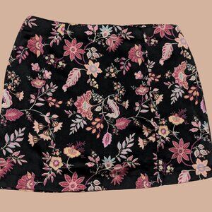 PERFECT MINI FLORAL SKIRT WITH FRONT SLIT !